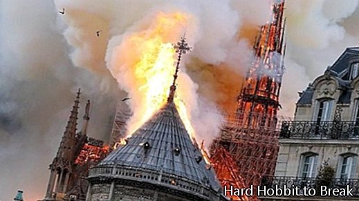 Notre-Dame-आग की लपटों