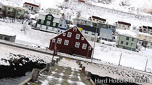 Island-Dorf-schneebedeckt