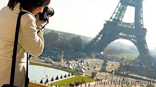 Žena-pucanje-la-Torre Eiffelov