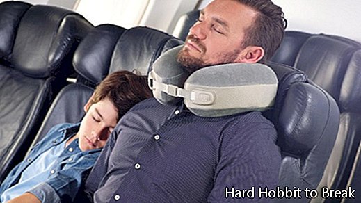 飛行機で寝ている父親と息子