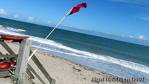 crvenih zastava na plaži
