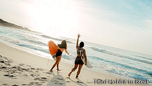 γυναίκες-on-the-beach-με-μια-σανίδα του surf