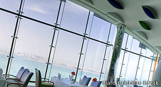 बुर्ज अल अरब होटल दिन पर रेस्तरां को देखता है