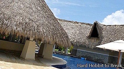 luxury-hotel-pool