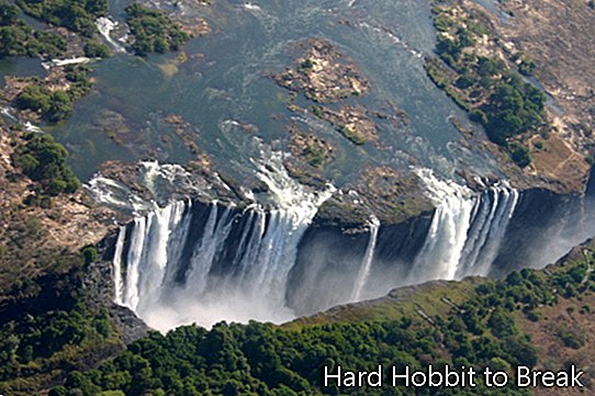 Victoria Falls mezi Zimbabwe a Zambie v Africe