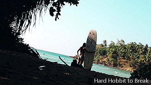 dívka, která drží surfovací prkno