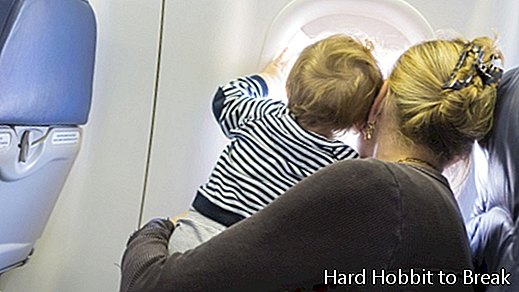 תינוק במטוס
