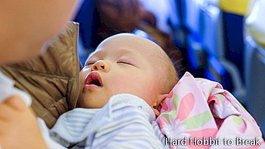 תינוק-ישן-במטוס